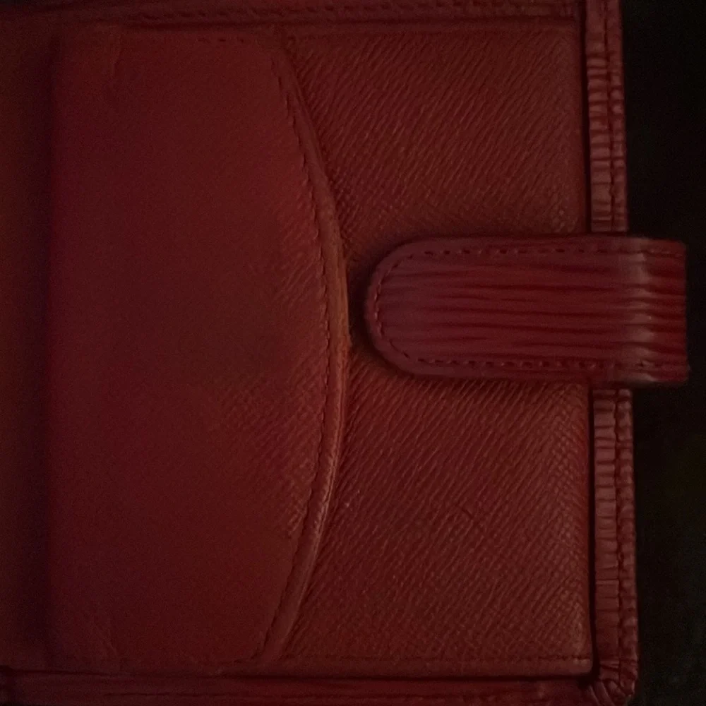 💯 Authentic Red LV Epi Wallet - Picture 5 of 10